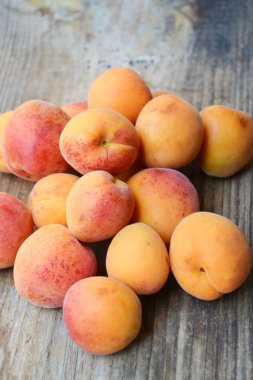 Bir sürü parlak turuncu kayısı