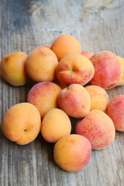 Bir sürü parlak turuncu kayısı