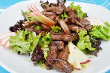 Elma ve ördek fileto lezzetli salata