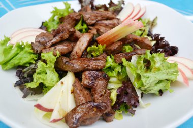 Elma ve ördek fileto lezzetli salata