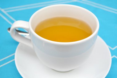 Beyaz bardak bitkisel çay