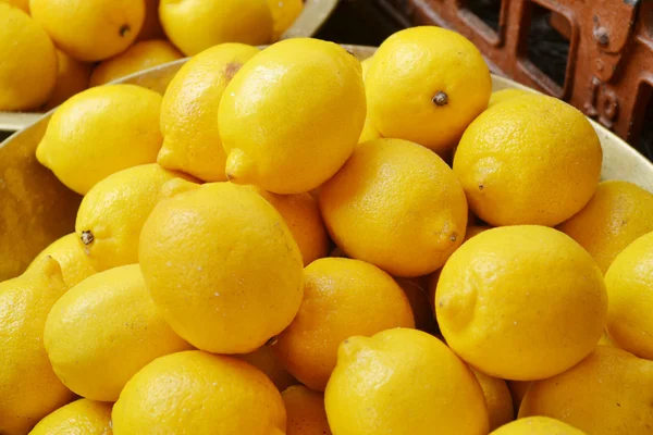 Lots of fresh yellow lemons at the market — Stock Photo, Image