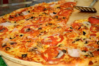 Bütün pizza margherita ahşap plaka üzerinde