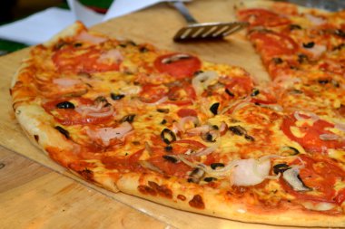Bütün pizza margherita ahşap plaka üzerinde