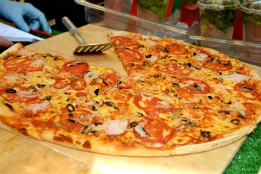 Bütün pizza margherita ahşap plaka üzerinde