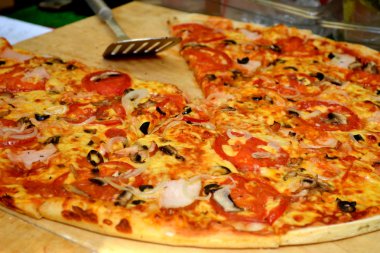 Bütün pizza margherita ahşap plaka üzerinde