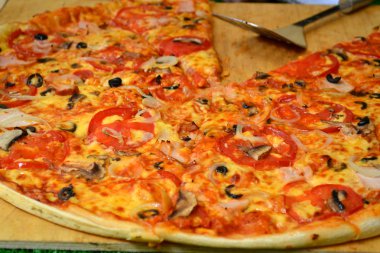Bütün pizza margherita ahşap plaka üzerinde