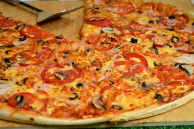Bütün pizza margherita ahşap plaka üzerinde
