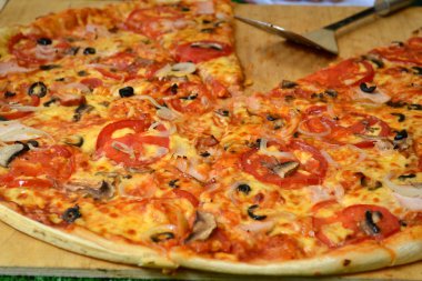 Bütün pizza margherita ahşap plaka üzerinde