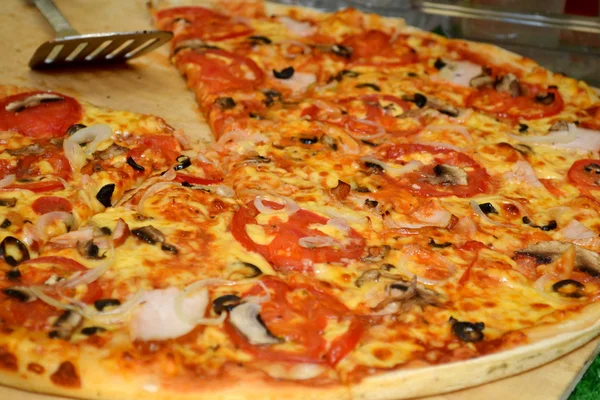 Bütün pizza margherita ahşap plaka üzerinde