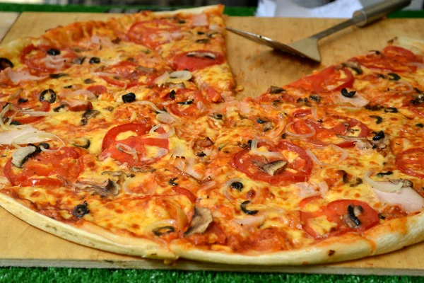 Bütün pizza margherita ahşap plaka üzerinde