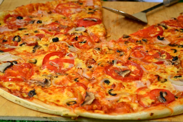 Bütün pizza margherita ahşap plaka üzerinde