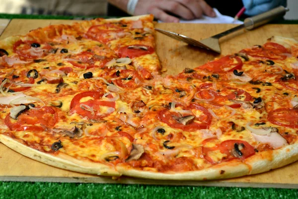 Bütün pizza margherita ahşap plaka üzerinde