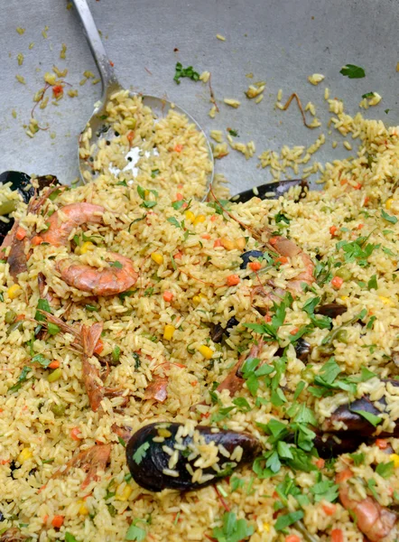 Nagy fém étel tele spanyol paella kagyló és garnéla garnélarák — Stock Fotó