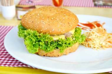et, salata ve domates ile lezzetli burger