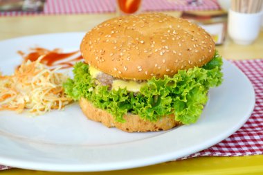 et, salata ve domates ile lezzetli burger