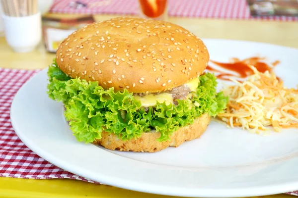 Hambúrguer saboroso com carne, salada e tomate — Fotografia de Stock