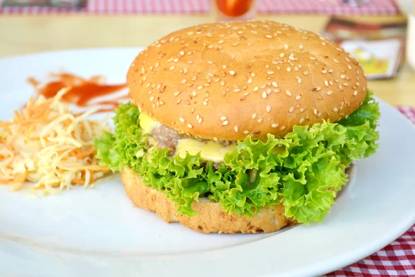 Sabrosa hamburguesa con carne, ensalada y tomate — Foto de Stock