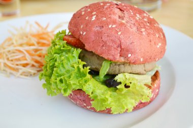 Lezzetli pembe burger et, salata ve çilek