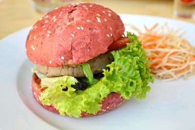 Lezzetli pembe burger et, salata ve çilek