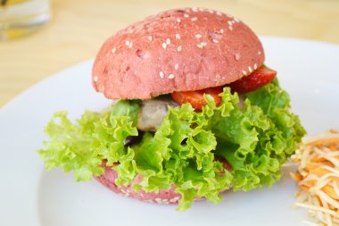 Lezzetli pembe burger et, salata ve çilek