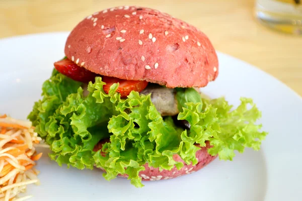 Läckra rosa burgare med kött, sallad och jordgubbar — Stockfoto