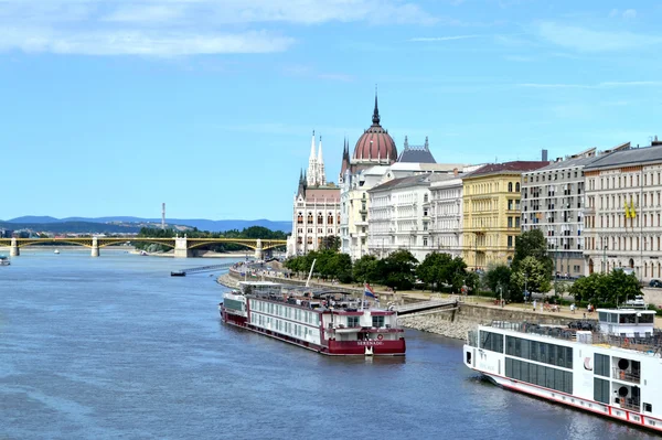 Lungo il fiume Budapest con il suo famoso edificio del Parlamento e il fiume Danubio — Foto Stock