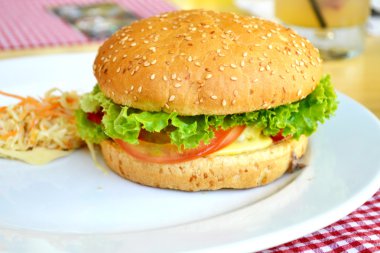 et, salata ve domates ile lezzetli burger
