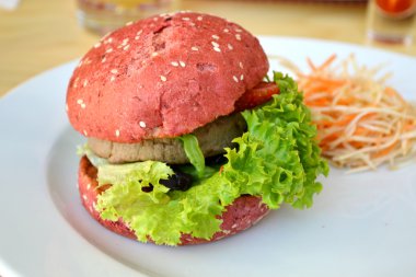 Lezzetli pembe burger et, salata ve çilek