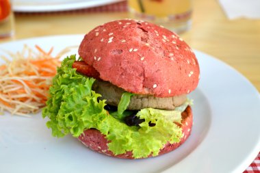 Lezzetli pembe burger et, salata ve çilek
