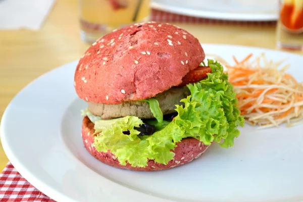 Tasty pink burger with meat, salad and strawberry — Stock Photo, Image