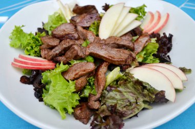 Elma ve ördek fileto lezzetli salata