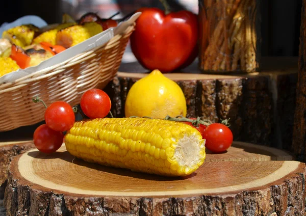 Кукурудза на грилі та вишневі помідори — стокове фото