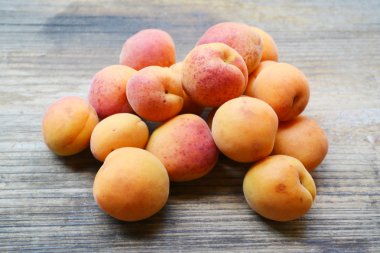 Bir sürü parlak turuncu kayısı