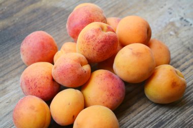 Bir sürü parlak turuncu kayısı