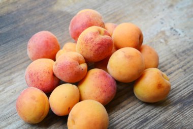 Bir sürü parlak turuncu kayısı