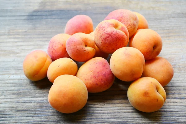 Bir sürü parlak turuncu kayısı