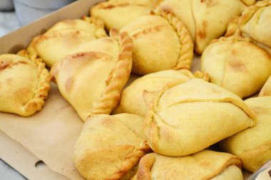 Lezzetli kızarmış patty çörekler çok çeşitli dolgular ile doldurulmuş