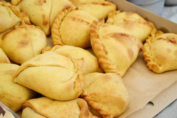 Lotes de saborosos pães fritos recheados com uma variedade de recheios — Fotografia de Stock