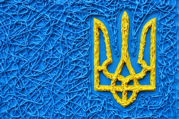 The ukrainian trident in national yellow and blue colours - a symbol of Ukraine — Stock Photo, Image