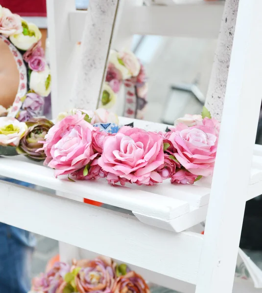 フランス語のバラや他の花に白で結婚花輪棚 — ストック写真