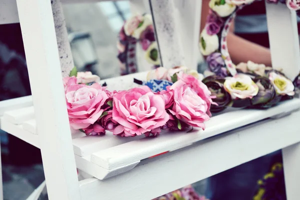 Coronas de boda con rosas y otras flores en el estante francés blanco — Foto de Stock