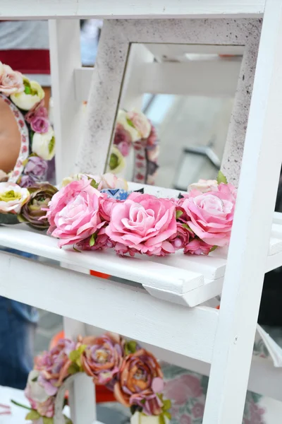 フランス語のバラや他の花に白で結婚花輪棚 — ストック写真