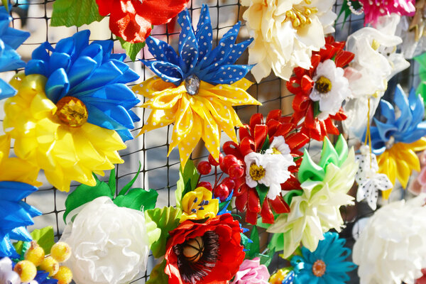 Символические украинские цветы, ленты и луки в национальных синих и желтых цветах
