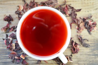 Ebegümeci çayı bir vintage beyaz fincan ahşap masa üzerinde papatya çiçeği ile