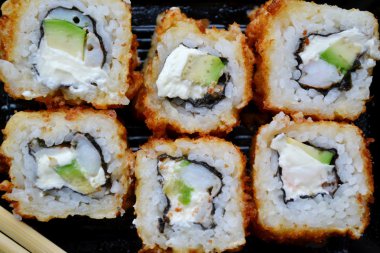 Lezzetli rulo ve suşi karides, salatalık ve philadelphia