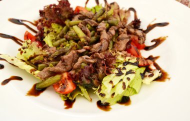 Ördek fileto ile lezzetli salata