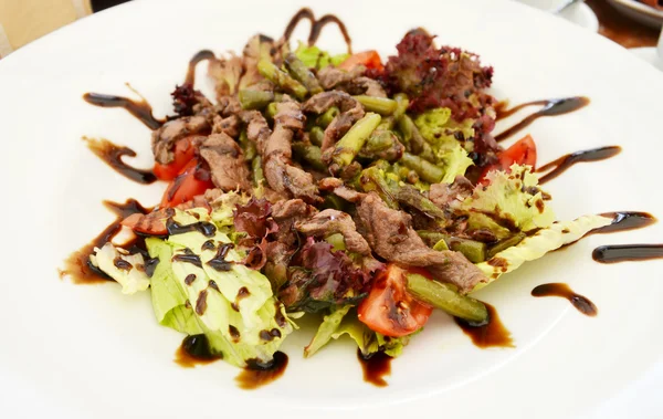 Ensalada sabrosa con filete de pato —  Fotos de Stock