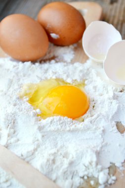 yumurta, tereyağı ve tahta kaşık yemek kartı üzerindeki beyaz un