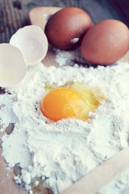 yumurta, tereyağı ve tahta kaşık yemek kartı üzerindeki beyaz un